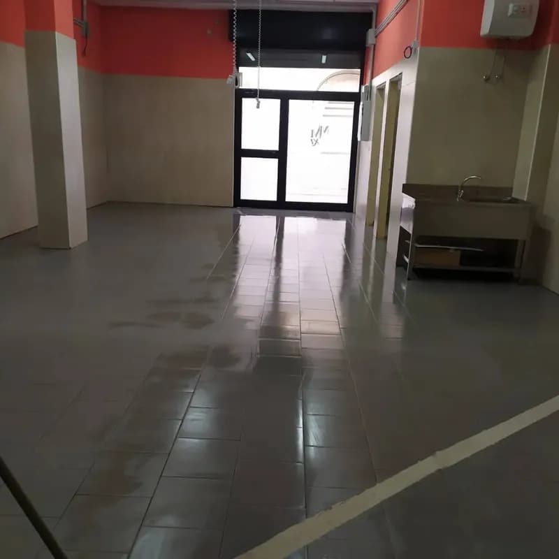 Spațiu comercial gol după curățenie