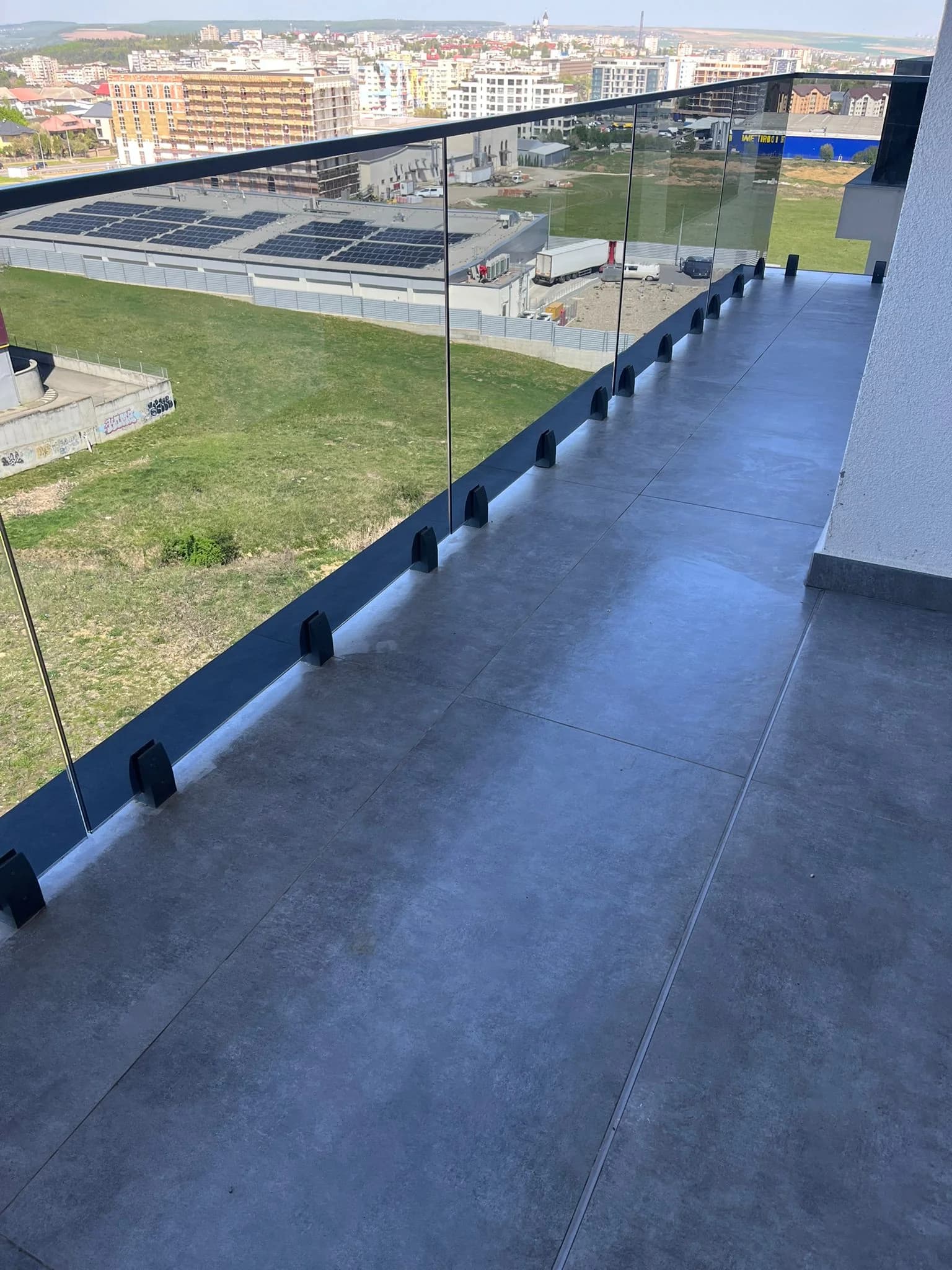 Curățare geamuri balcon