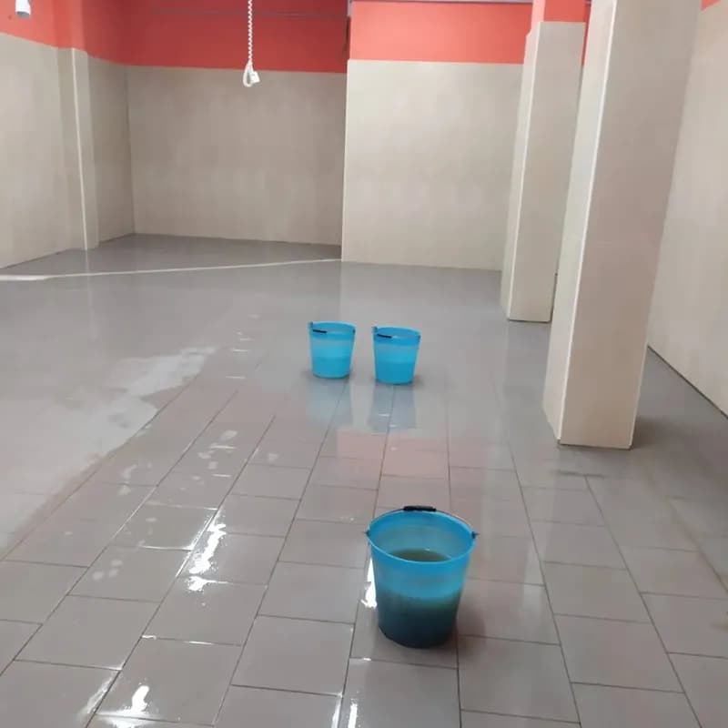 Proces de curățare pardoseală comercială