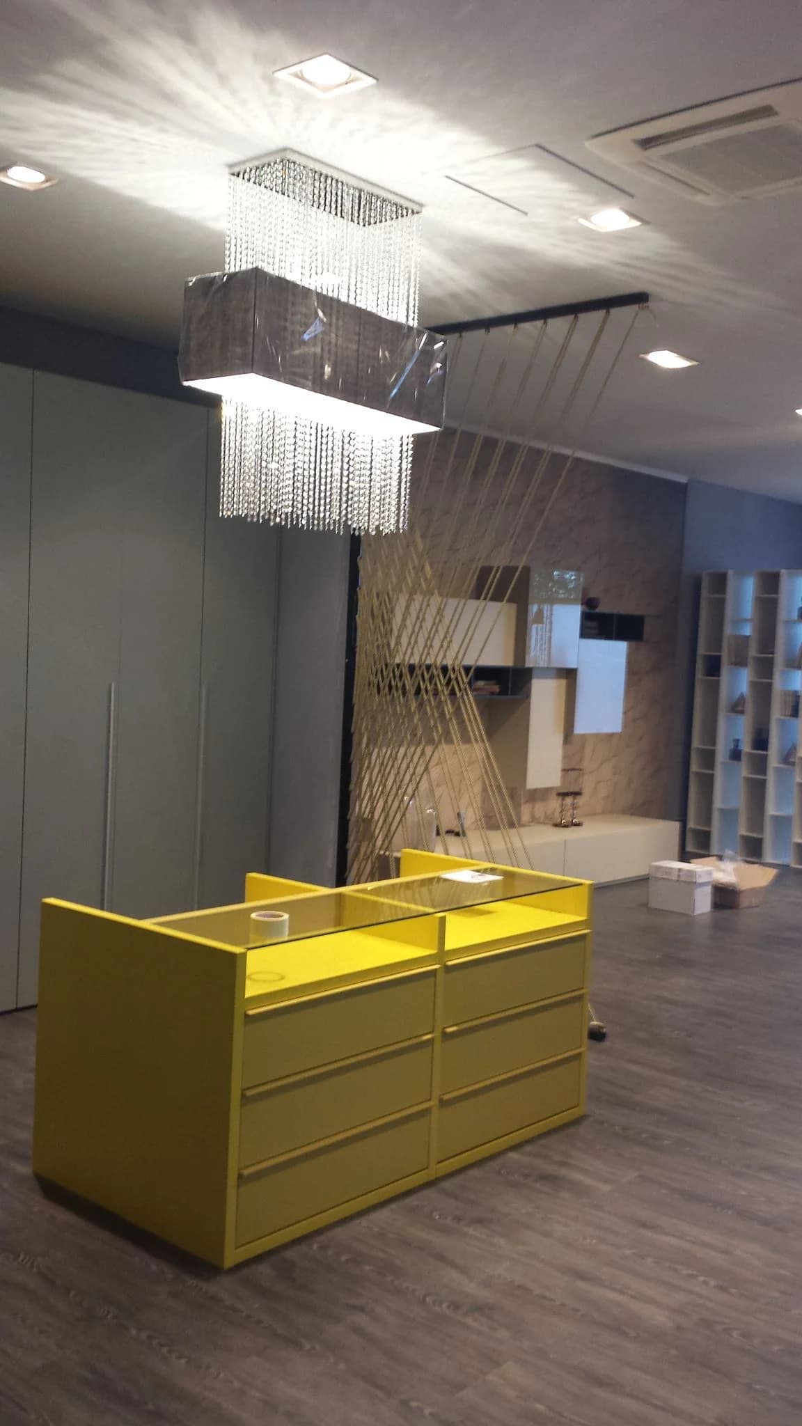 Showroom cu candelabru curățat