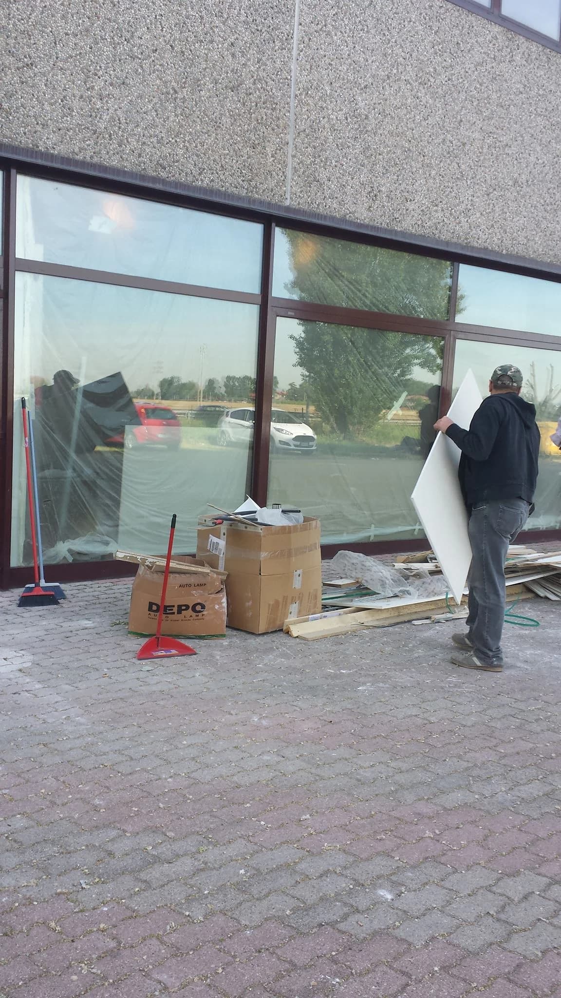 Curățenie Geamuri & Vitrine