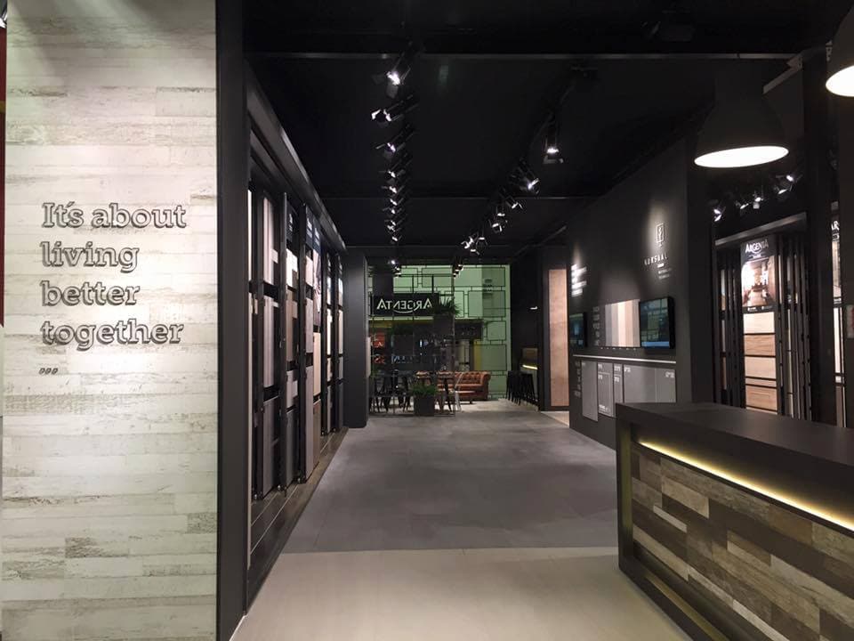 Showroom plăci ceramice strălucind