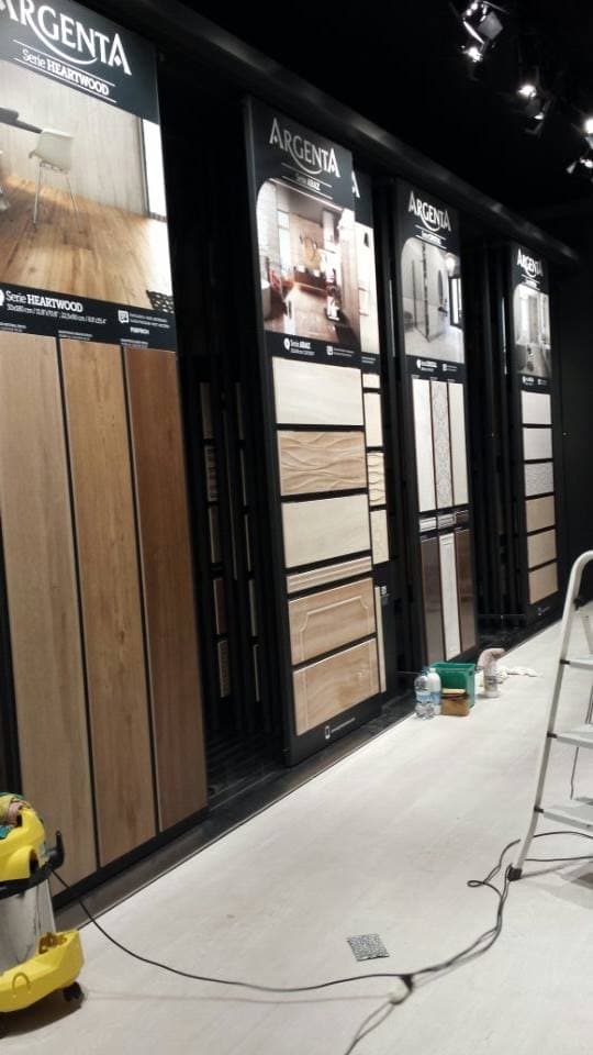 Display showroom curățat