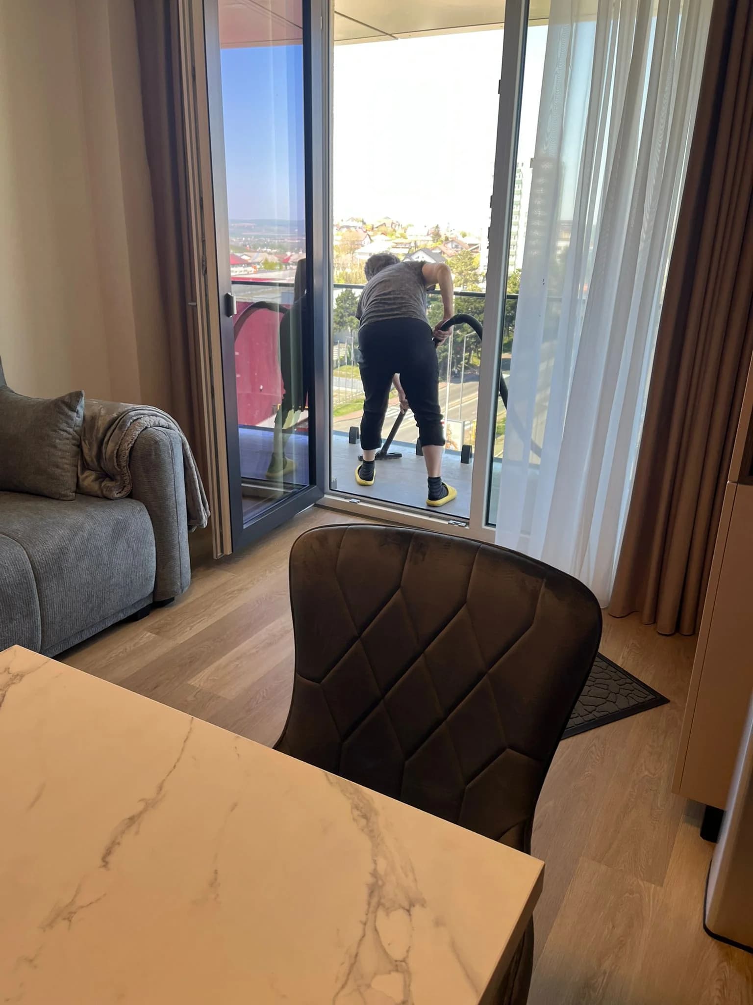 Curățare geamuri balcon apartament